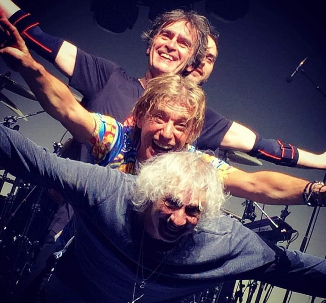 insusportables's tweet photo. Si Jean-Louis ou Richard m’appellent en me disant : « On refait une petite tournée ensemble !? » Je dirai oui parce que ça a vraiment été un grand bonheur ... Louis Bertignac (2/2) #Lesinsus #RFImusique https://t.co/C7gGg5S8Z7