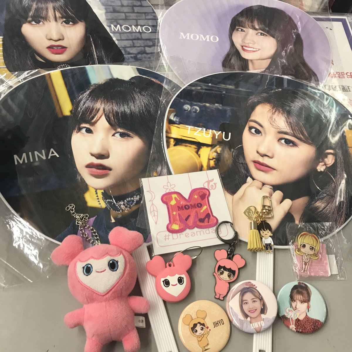 트와이스 #TWICE ポップアップストア第二弾の缶バッジが入荷🍨🍒 #モモ