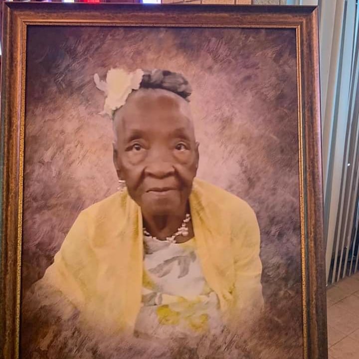 KindredBren's tweet photo. The selfie she finally let me take was turned into the most beautiful oil painting. I know she's loving it from Heaven.~
#MissingMyMom
#RestMama
#Queeninโค๏ธ https://t.co/jgriATEazG