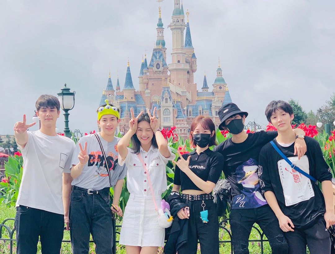 daniel_li_py's tweet photo. [INSTAGRAM] Días atrás, @/keni69980 actualizó en su Instagram personal, estas imágenes junto a #Daniel, durante su visita a Disneyland Shanghai 💖

#DanNierPy #DanNier #QingChunYouNi #IdolProducer2019 #IdolProducer2 #ninepercent #UNINE #cpop #paraguay #china https://t.co/pBvouyFVRz