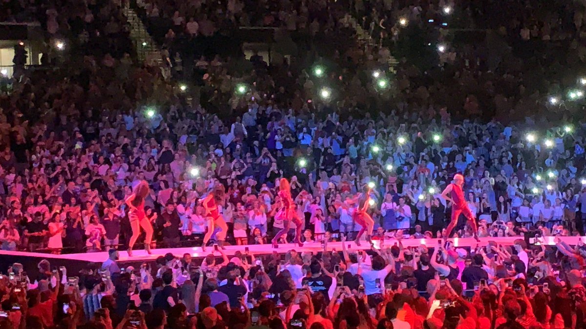 thankugabs's tweet photo. I took these live and omg- I LOVE THESE SO MUCH UGHHH ARIANA THIS WAS AMAZING @ArianaGrande #swtnewyork #swt #loveu https://t.co/xPMNGlDdnn