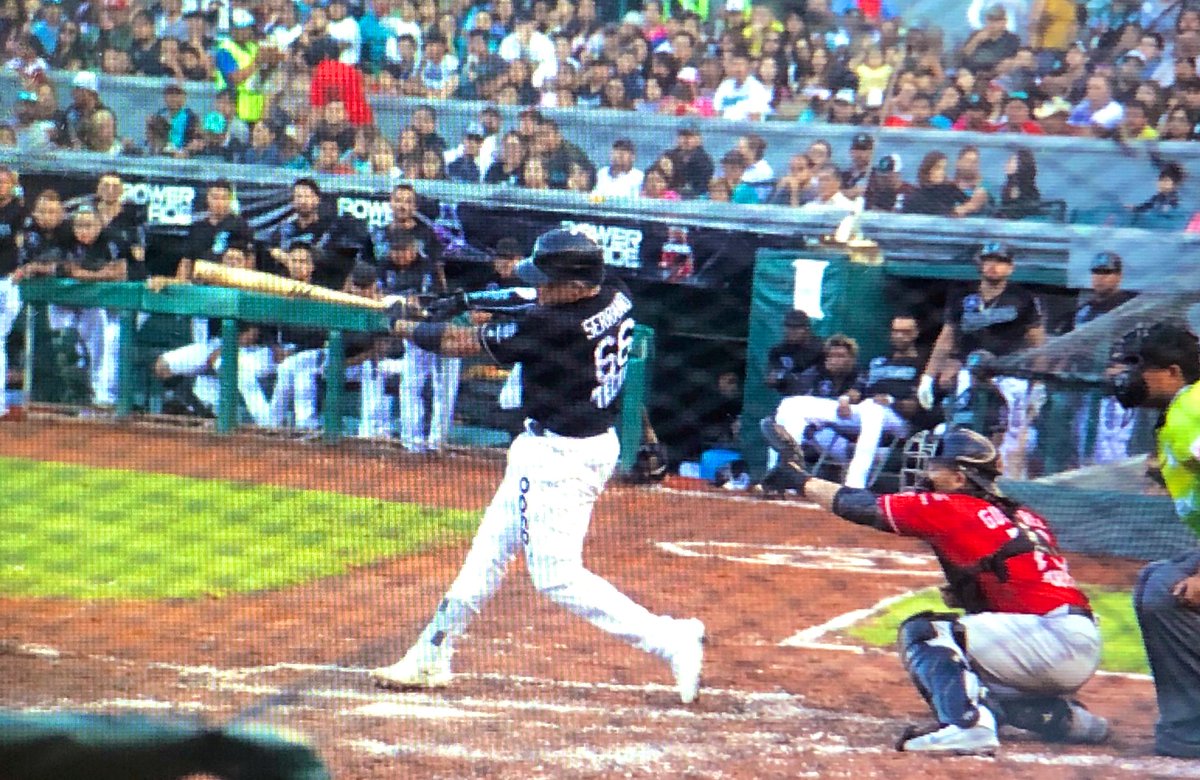 ClubSaraperos's tweet photo. Ricardo Serrano castiga a Manny Barreda con imparable para producir a Dariel Álvarez y Manny Rodríguez en la 2B para tomar ventaja @TorosDeTijuana 2-3 @OficialSarapero 

#TopoTime
#TrabajoEnEquipo🤜🏼🤛🏼
#PlayOffLMB
#MiMesFavorito🤩 https://t.co/g1Cp7oTqaJ