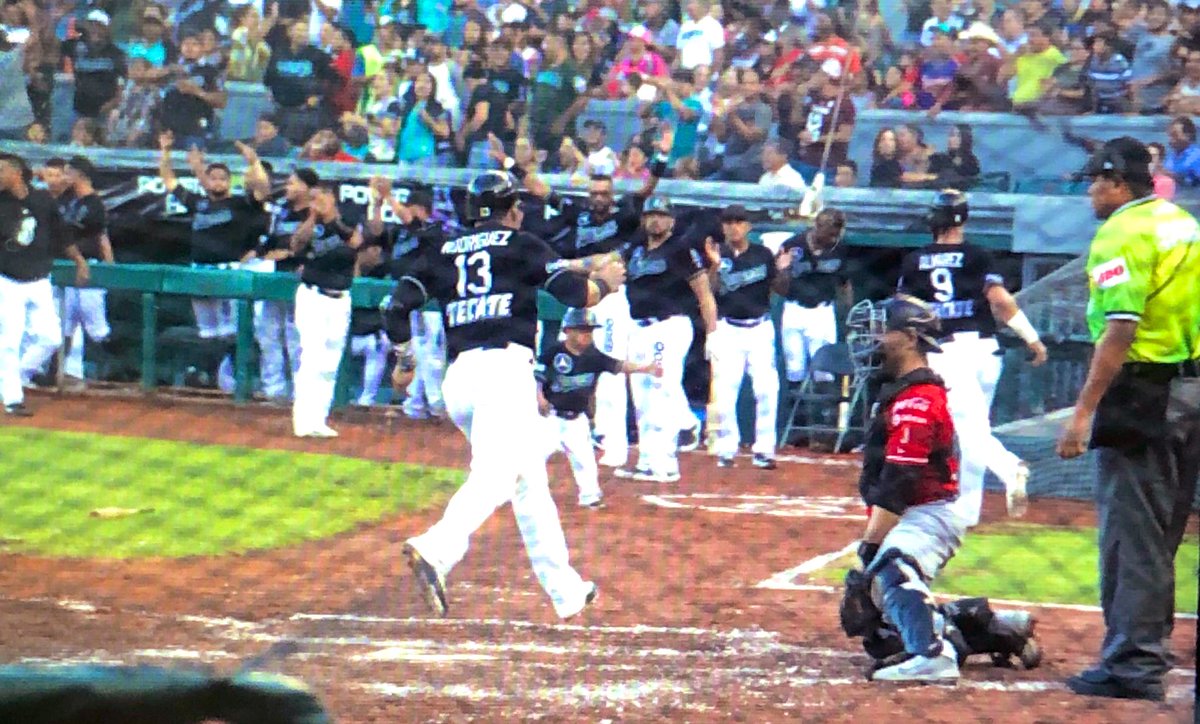 ClubSaraperos's tweet photo. Ricardo Serrano castiga a Manny Barreda con imparable para producir a Dariel Álvarez y Manny Rodríguez en la 2B para tomar ventaja @TorosDeTijuana 2-3 @OficialSarapero 

#TopoTime
#TrabajoEnEquipo🤜🏼🤛🏼
#PlayOffLMB
#MiMesFavorito🤩 https://t.co/g1Cp7oTqaJ