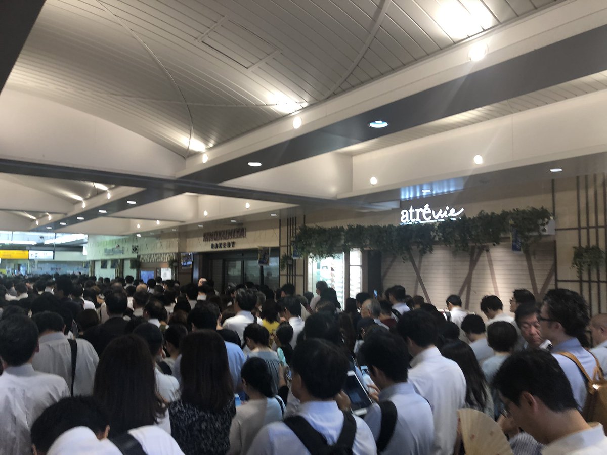 似田さん Tonk被害者の会会員 0930 三鷹駅 入場規制で駅の外まで行列ががが 似田さん Tonk被害者の会会員 0930 三鷹駅 入場規制で駅の外まで行列ががが