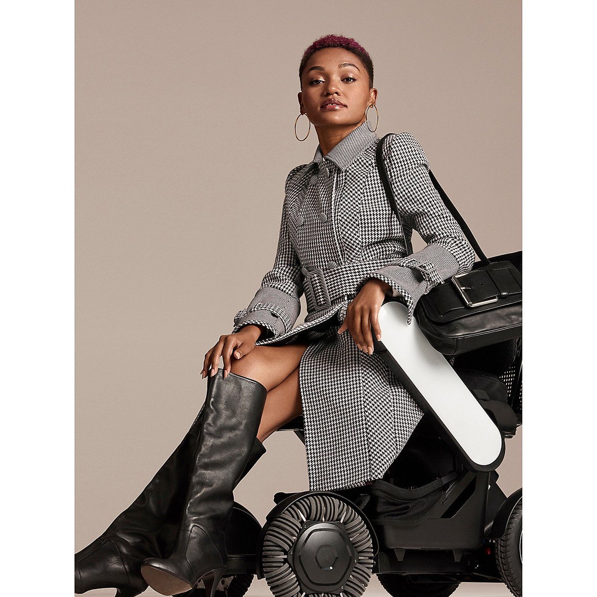 .<a href="/TommyHilfiger/">Tommy Hilfiger</a> is debuting a line of #accessible clothing tonight that features easy closures, fits for prosthetics, and more. Well done! 👏 #TommyxZendaya #NYFW #FashionTech