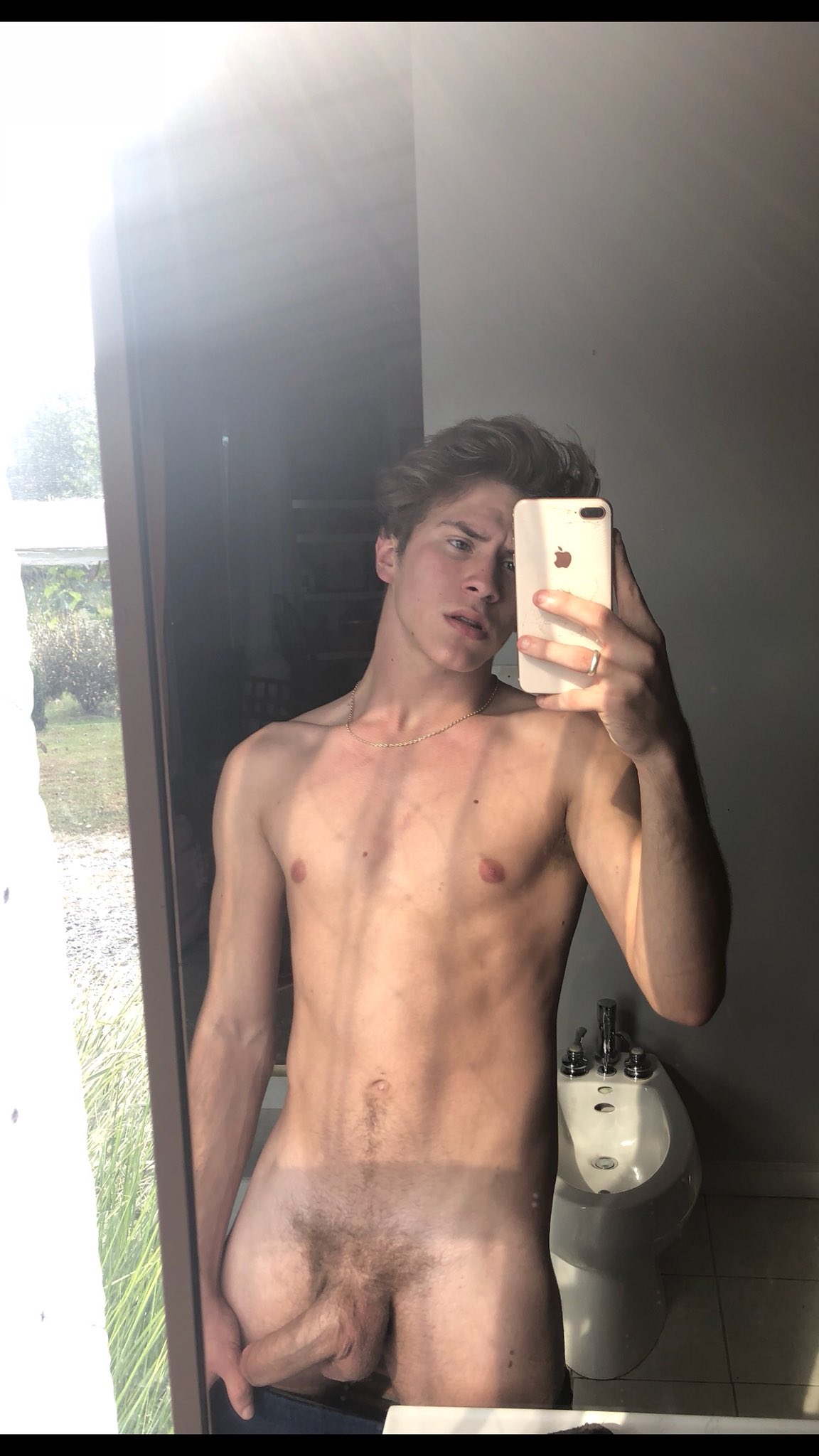 2 pic. who wants to get smacked in the face by my dick? 🤭 https://t.co/8ACjqdFabl