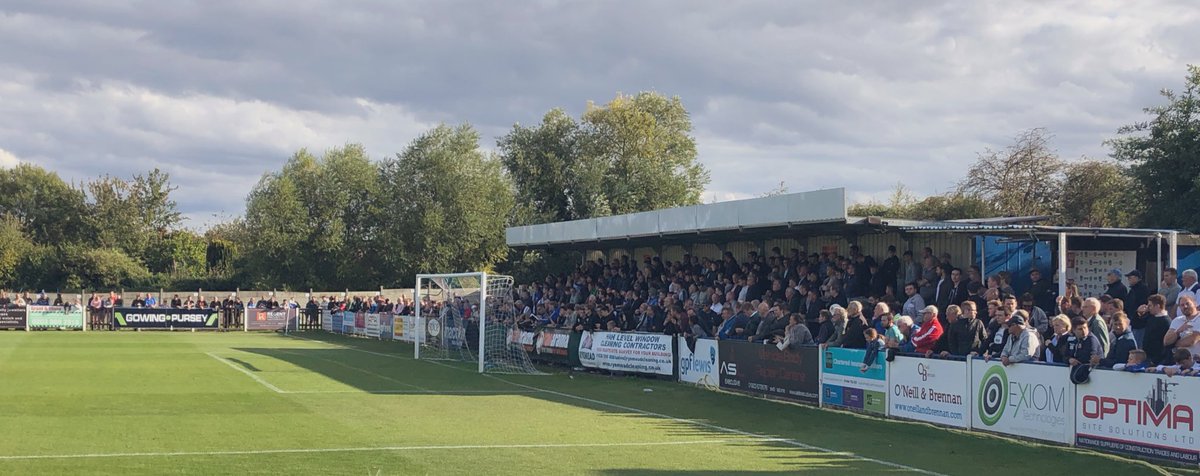 The packed Bulla Stand end in the final moments of a hard fought win by @WealdstoneFC v @oxfordcityfc - 07/09/19