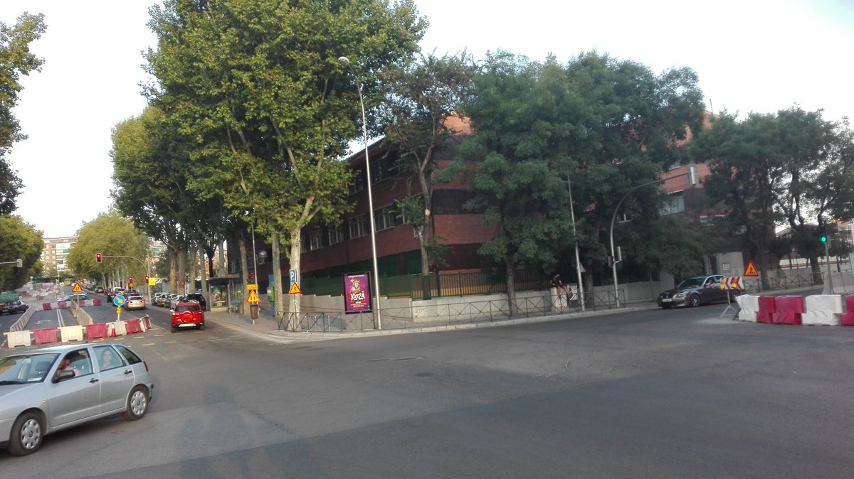 AmpaGranCapitan's tweet photo. Así está el entorno del instituto con obras #MahouCalderon.
Máxima preocupación. Esta semana se inicia el curso rodeados de obras y calles patas arriba. Hay q revisar medidas protectoras.
@ampatbreton 
@AVVerdeImperial 
@MarianoFuentesS 
@Cayehdelariva 
@bcarabante https://t.co/ndMbDD6O7p