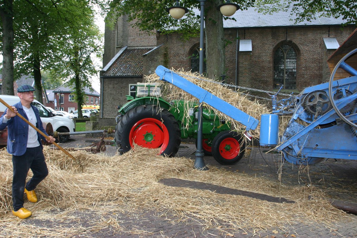 Warming up Proef Dalfsen op vrijdag 13 september van 19.00-21.30 uur
De Stuwzangers uit Vilsteren warmen u op, samen met de
opgestarte antieke dorsmachine door Dorsvereniging ‘Sterrebos’ opgestart om het recent gemaaide graan te dorsen voor de bieren van de <a href="/VechtdalB/">Ambachtelijke Vechtdal Brouwerij</a>
