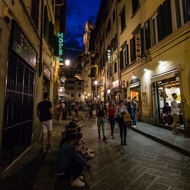 michelespinetta's tweet photo. Le belle serate di fine estate e …. le code incredibili all’Antico Vinaio; #Firenze, Settembre 2019!
#igersfirenze #igersitalia #volgofirenze #ig_firenze #ig_italia #instagram #WhatItalyIs #WellTravelled #browsingitaly #travelsitaly #IamATraveler  #L… https://t.co/NknrF5KpHD https://t.co/0cR7nxdo7o