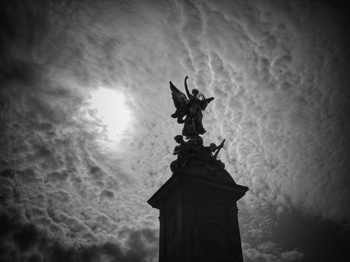 byroberteklund's tweet photo. #walkbyshooting #walkbyshootings #photography #iphone #shotoniphone #shotoniphonexs #shotoniphonexsmax #iphonephotography #greatbritain #uk #unitedkingdom #england #london #victoriamemorial #landmark #bw #blackandwhite #bnw #bnwphotography #blackandwhitephotography #nofilter https://t.co/7IhWydCtFY