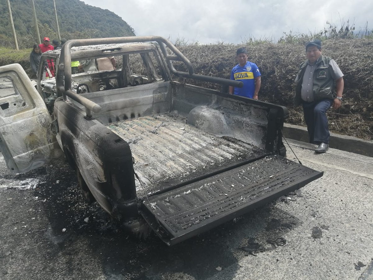 Pol_Boliviana's tweet photo. #LaPaz 
Se suscitó un incendio de vehículo por inmediaciones de la carretera Coroico - La paz, gracias a la rápida reacción por parte de nuestros #Bomberos se logró controlar el siniestro.
No existe daños personales, sin embargo los daños materiales son de consideración. https://t.co/zOJYqkbYhW