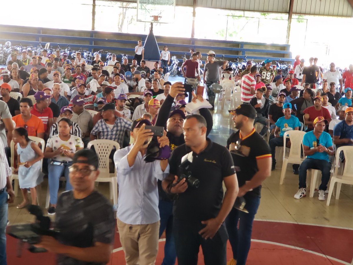 PrensaFernandoR's tweet photo. Ahora:  @FernandoRosaRD  participa en acto de lanzamiento de @DannyMinaya, aspirante a regidor por el Ayuntamiento de Santiago. #TransformarSantiago https://t.co/h5MHuEnFOS