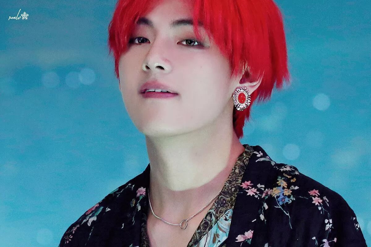 Kim taehyung red. Bts red. Bts red. Kim taehyung с красными волосами. Kim taehyung 2018.