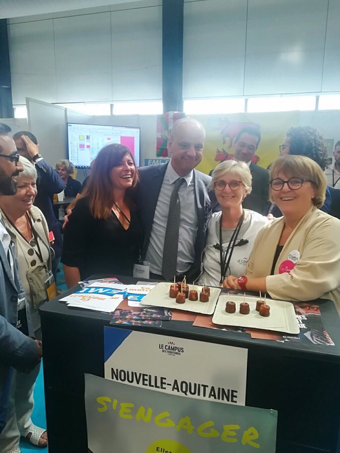 EllesMarchent33's tweet photo. @EllesMarchentGironde  a reçu @jmblanquer au stand régional pour soutenir l'engagement des femmes en politique ! @BCouillard33 @MarleneSchiappa https://t.co/1QKYXDg0UO