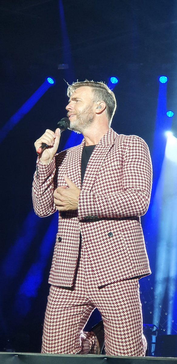 Love the suit choice tonight <a href="/GaryBarlow/">Gary Barlow</a>