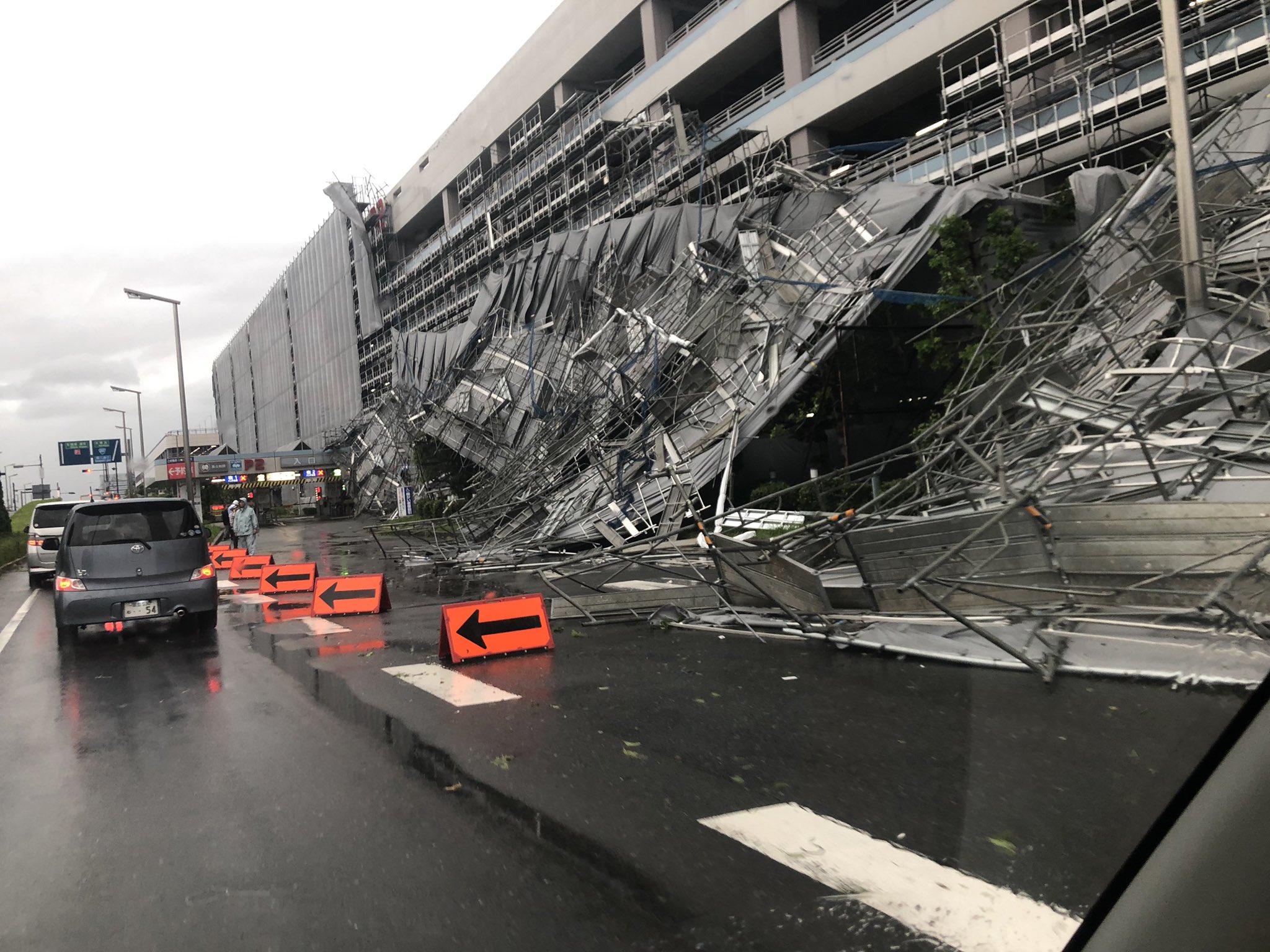 画像 羽田空港の周辺はかなり混雑しています 冠水や足場の崩落などもあり行くのも帰るのも渋滞あり 羽田空港 渋滞 T Co Mgyt7oo1zd まとめダネ