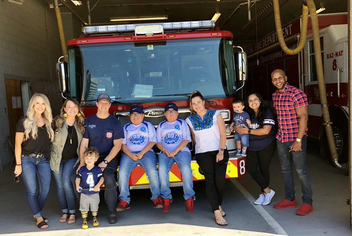 ZeidlersReaders's tweet photo. @KeyesTigerCubs 5th grade team made a special field trip to help a couple of students face their fear of fire drills with the help of @Irving_Fire. The students now want to be firefighters for Halloween...mission accomplished! @thecityofirving #myIrvingISD #EveryChildEveryday https://t.co/WY5p0khftQ
