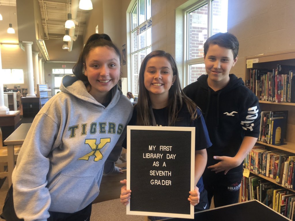 KeelyKeelyy's tweet photo. My First Library Day as a Seventh Grader 🖤🐻💙 https://t.co/XzuuNq4zck