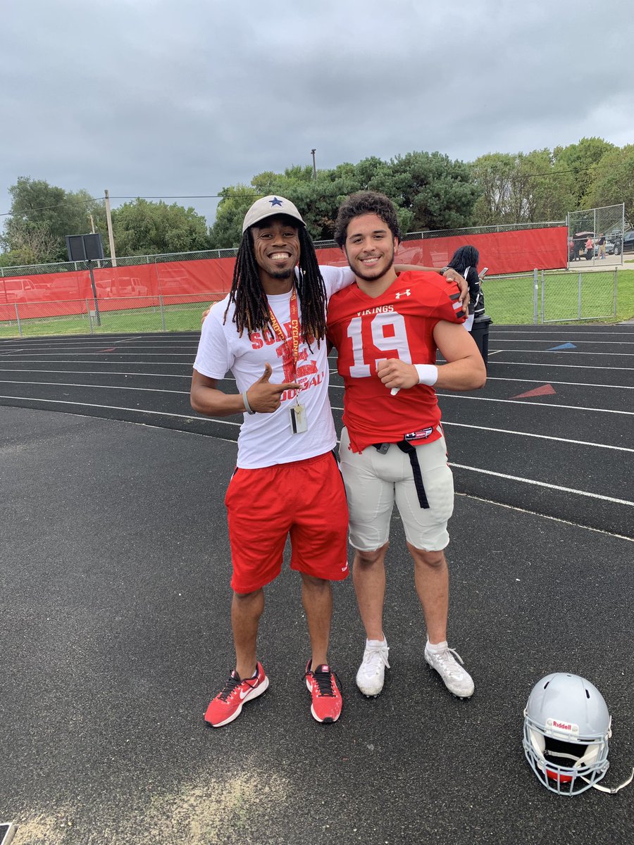 KeyyLeads's tweet photo. If you can make it off the East Side... there ain’t nothing you can’t do! Proud of y’all! 🙏🏾🏈
#EastSide #MotorCity #WeKnowSpeed @DSMEastScarlets https://t.co/RuGBDHt1yH