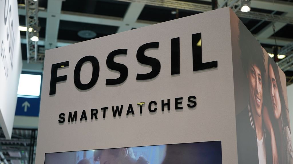 techthelead's tweet photo. At @Fossil’s stand, fashion met tech, as always but this time, @PUMA joined the party and released its very first #smartwatch. #IFA2019 #IFA19 #IFABerlin #TTLLIVE
https://t.co/ySEFigHEWz https://t.co/Sq1in7jw6x