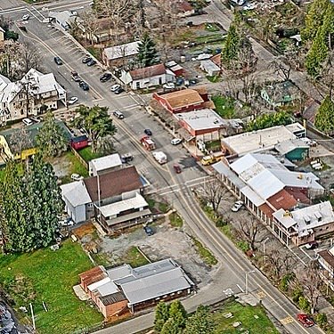 CaliExp's tweet image. Georgetown, CA is possibly the only place in the US that you can park your vehicle in the middle of the street, and there is a pretty cool story behind that. 
The middle of the road parking dated back to the gold rush with wagons parking up. In the 1980s… ift.tt/2HVemhY
