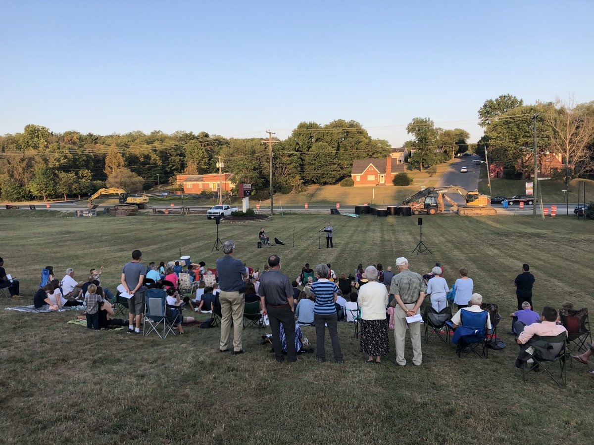 amathenia's tweet image. The building on the left is an abortion clinic.