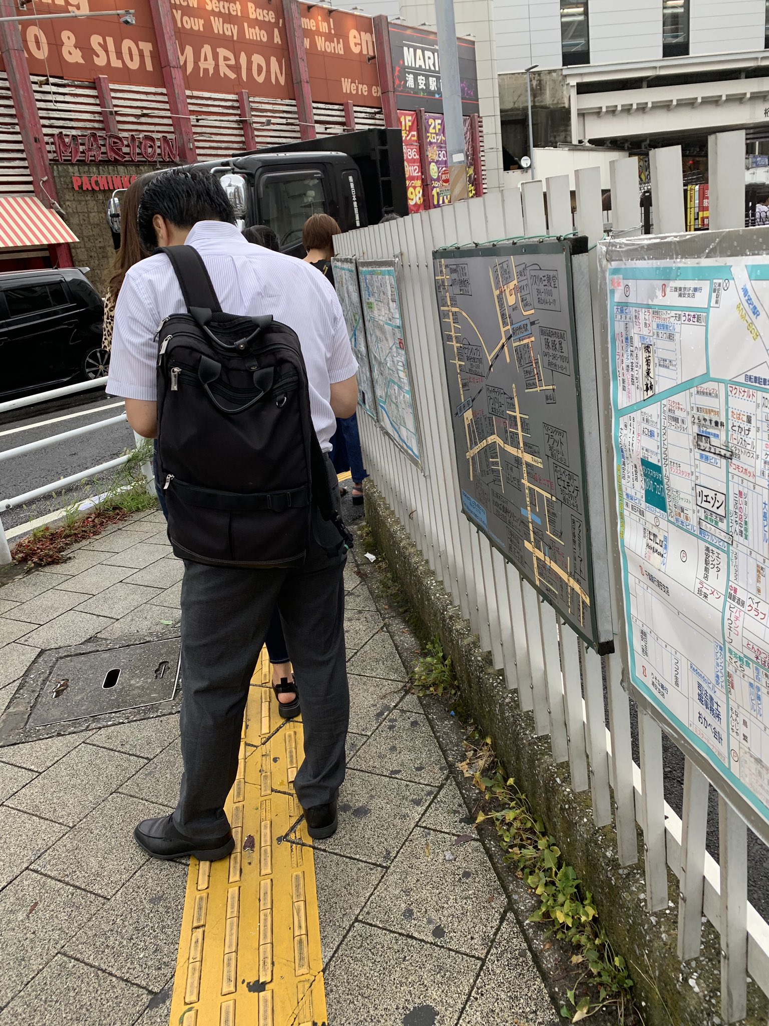 タッツ 東西線浦安駅のタクシー乗り場 乗り場を先頭に0メートルくらい先のスクランブル交差点まで行列 ロータリーにタクシーまったく来ず 絶望的な状況 浦安駅 東京メトロ東西線 タッツ 東西線浦安駅のタクシー乗り場 乗り場を先頭に0メートルくらい先のスクランブル交差点まで行列 ロータリーにタクシーまったく来ず 絶望的な状況 浦安駅 東京メトロ東西線