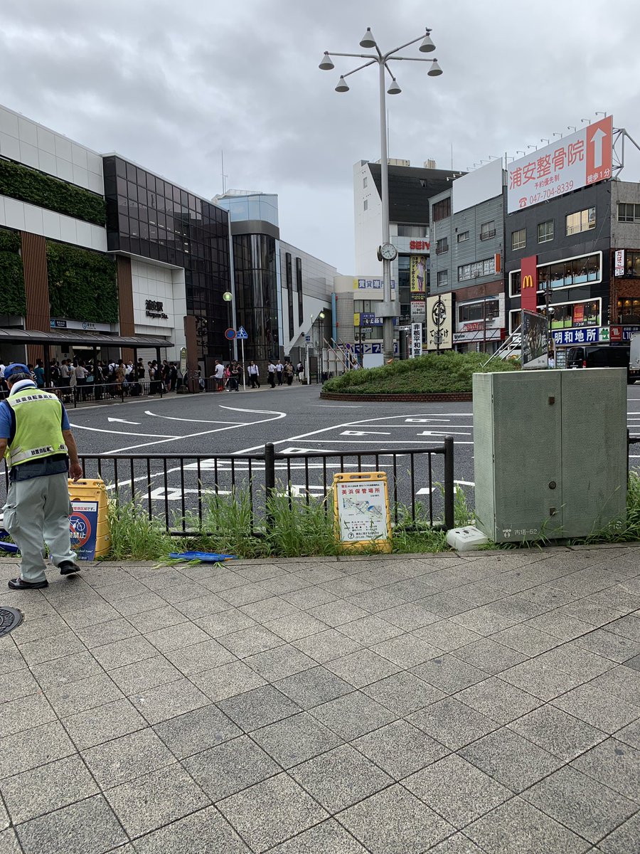 アンガス 東西線浦安駅のタクシー乗り場 乗り場を先頭に0メートルくらい先のスクランブル交差点まで行列 ロータリーにタクシーまったく来ず 絶望的な状況 浦安駅 東京メトロ東西線