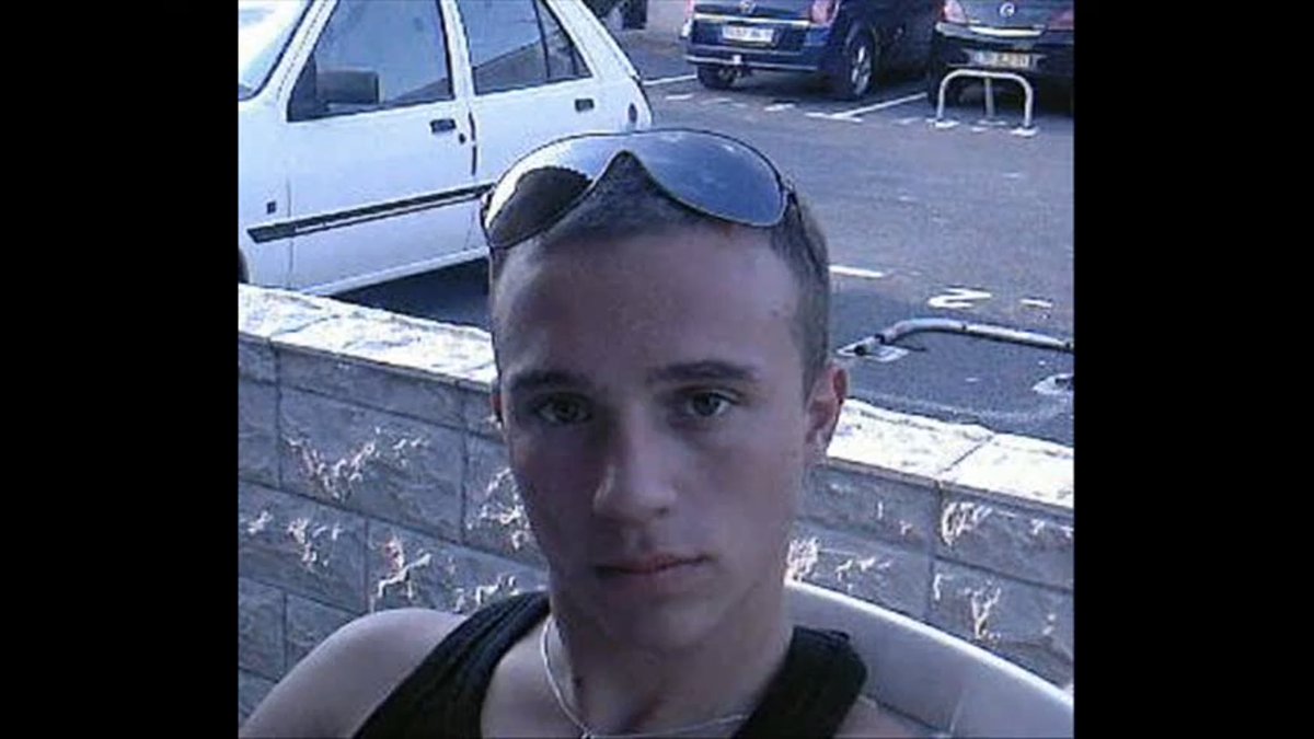 DotiHope's tweet photo. Bonjour Bonsoir. Alors voilà je recherche ce garçon perdu de vue. La photo a plus de 10ans mais j’aimerai le retrouver. Il s’appelle Morgan, je ne me souviens pas de son nom. Je me souviens qu’il faisait du Rugby et portait souvent du rose. Je le voyais dans le sud à Gruissan ! https://t.co/3QcExus9AK