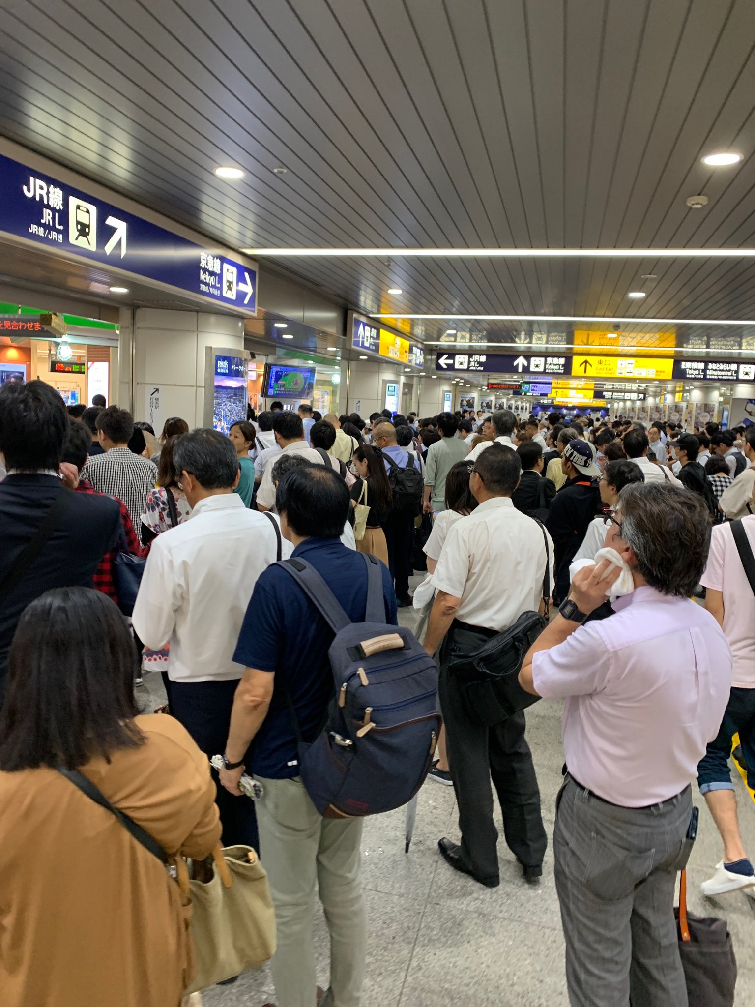 カツ丼 On Twitter 速報 運行状況 横浜駅 横浜駅はjrは再開見込たっていないです いつになるかまったく分かりません 東横線と市営地下鉄は動いてます 僕は東京方面なので 東横線と銀座線で東京に向かいます