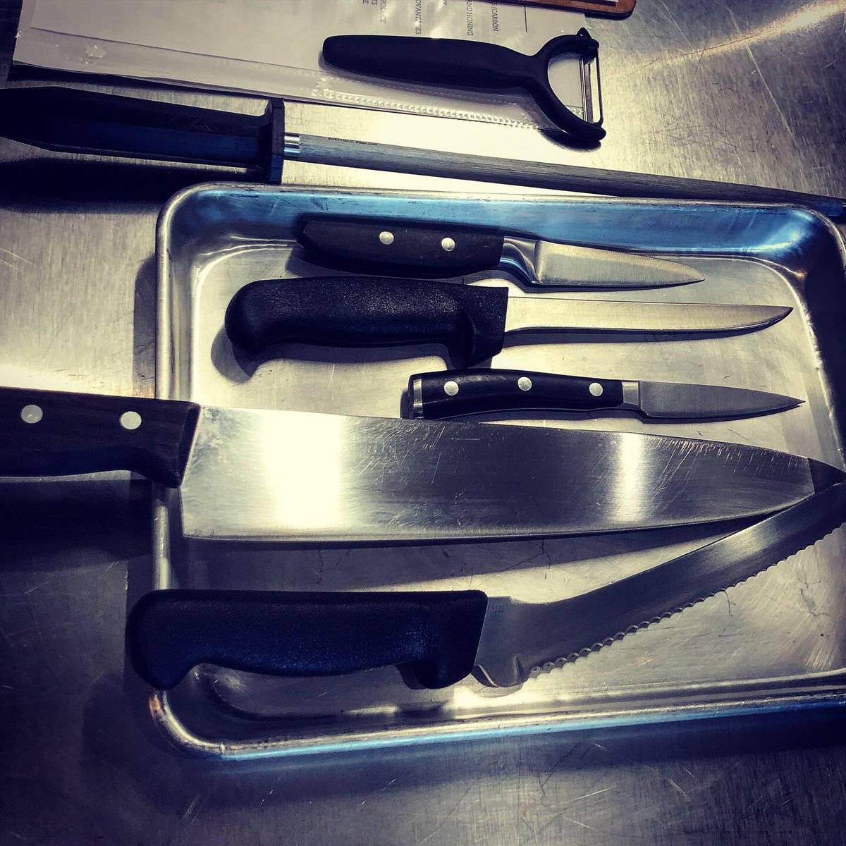 CliveStanden's tweet photo. And so it continues...chef school knife skills. Starting to bring Anthony Lavelle to the surface #misonplace #councilofdads #chooseJoy #ActorPrep #Chef #michelinstar #foodislife @nbccouncilofdads #livethequestions https://t.co/RiryP04B3H