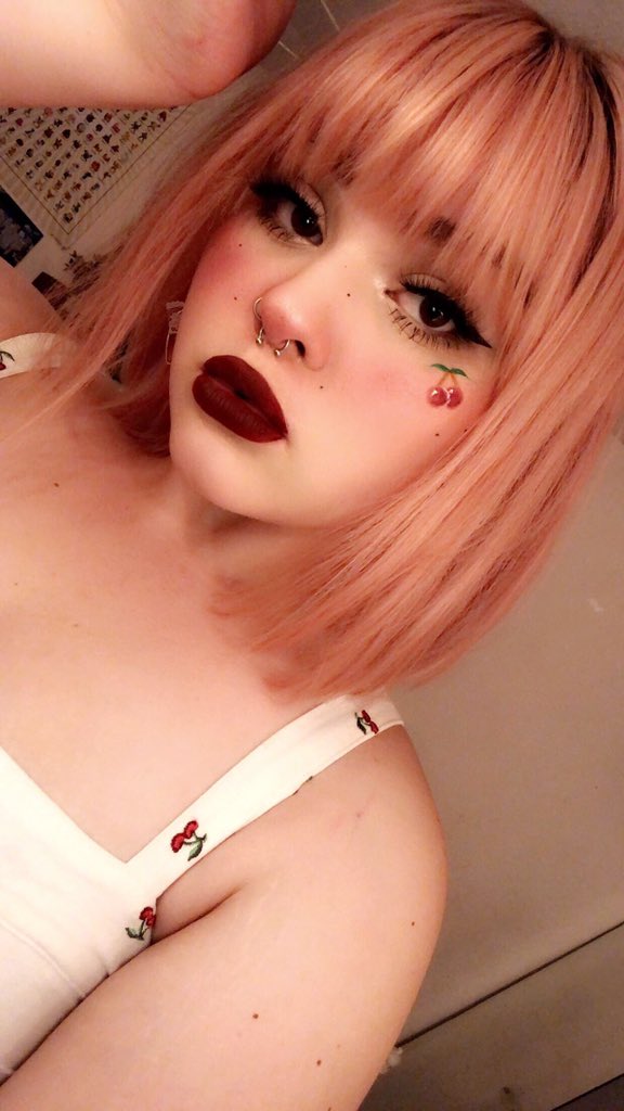ultcrisis's tweet photo. I’m so proud of this makeup look 😇 https://t.co/9JSLL3yfdY