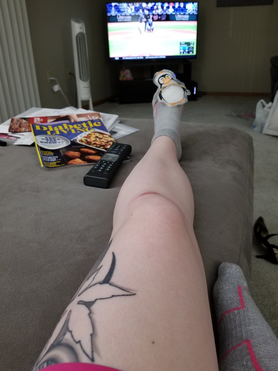 Just sitting at home, icing my (probable) broken toe, watching my boys play... @Royals #boysinblue #whatafridaynight #cuteicepacks #thisismylife #istillwalkedtonight #fiveoutoffive #diabetesdefense