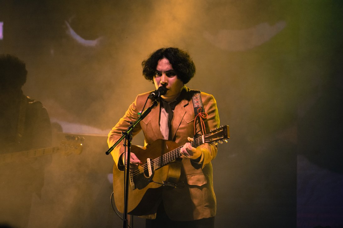 Al mal de amores no se le hace frente bebiendo, sino cantando. Hace una semana, @edmaverickmus abarrotó el <a href="/TMetropolitanMx/">Teatro Metropólitan</a> para regalarnos una velada melancólica y revitalizante. bit.ly/2k7Oo28 😿😺

txt: @CALGHFPS 
📸: <a href="/bereriveraof/">Bere Rivera</a>