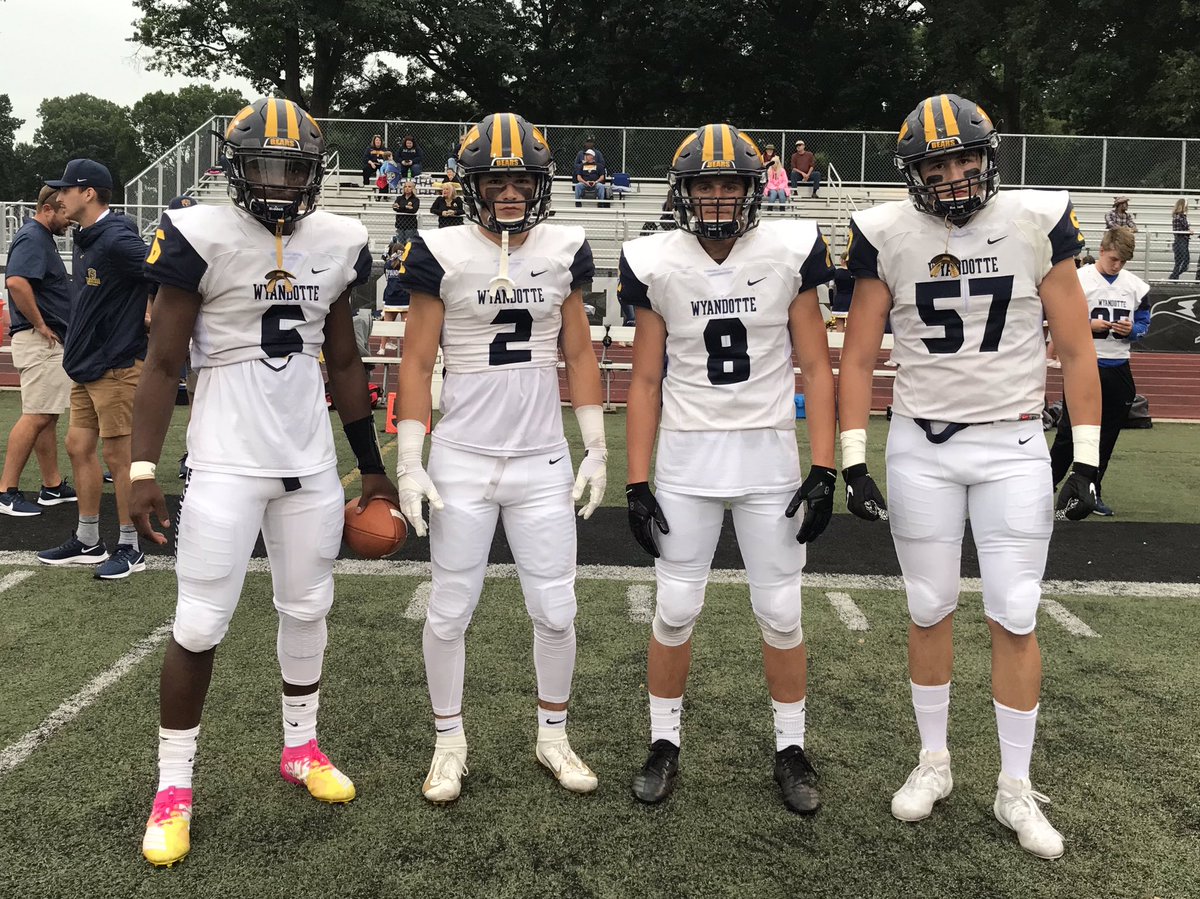#WyandotteFootball Good Team Victory Bears! Wyandotte 41 Edsel Ford 7 #BFL
