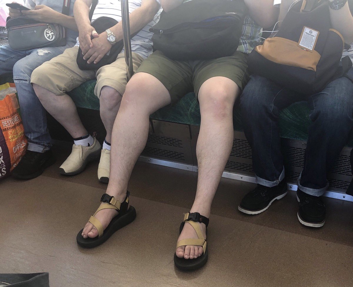嫌いちゃん Pa Twitter 電車内で足が閉じられない男さん 探さなくても秒で見つかるよな