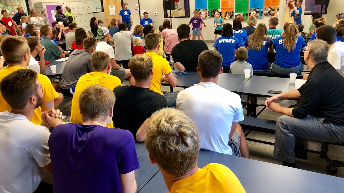PointersMBB's tweet photo. Great 👍 time spent with @UWSPWBB hanging out with some special future ⛹️‍♂️⛹️‍♀️ #Pointers.!.!.! Outstanding kick off event put on by @BGCA_Clubs in Plover...Can’t wait to come back soon! #PointersGiveBack https://t.co/xDGGfN0RF8