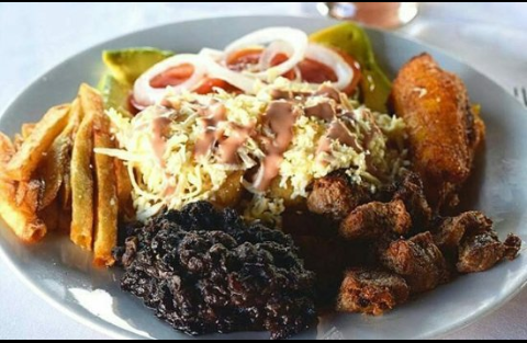 henr19's tweet photo. Tostadas caroreña. Ingredientes: tajadas, Caraotas, queso de cabra, arepa frita con jamón, cebolla tomate, chicharrón de marrano, papas fritas y aguacate. @ESPN_Beisbol Saludos desde Carora https://t.co/L4qpSw4lQa