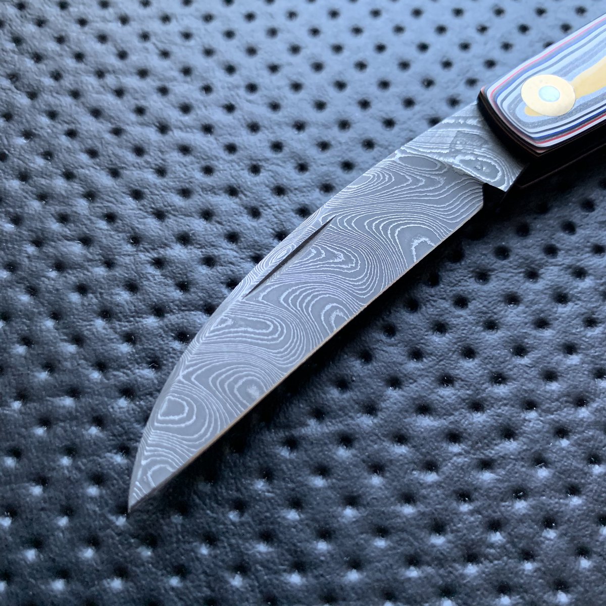 NickShabazz's tweet photo. Freshly arrived home, this wonderful little Swayback from Rainy Day Knives , featuring Fordite scales and Nichols damascus Stainless Damascus.  Even on closer inspection, it does not disappoint. https://t.co/HDLZCgT9iw