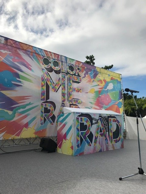 ColorMeRadJapan's tweet photo. #カラーミーラッド 大阪、第1ウェーブスタート✨
スタート地点では今年も #ざっくぅ がもらえるかも⁉
CMR×J:COMのフォトスポットもあるよ🌈

カラフルになった後はDJタイム～😎👍🏻
#夏の思い出 をたくさん作ろう😉📷

#カラーラン #colormerad #イベント #カメラ女子 #プール https://t.co/0WLN60NdA3