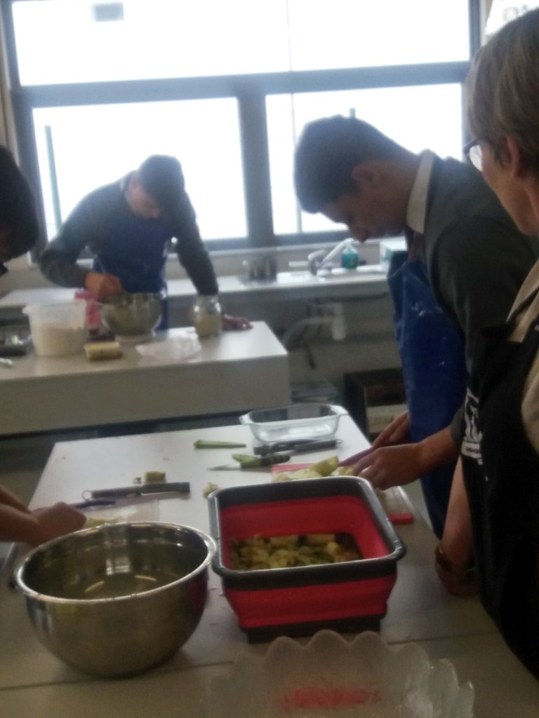 ciaramariedolan's tweet photo. LCA students made great use of @msreidscience harvest #homegrown #apples #applecrumble #crosscurricular #HCT @ClaregalwayColl https://t.co/Pb7UBSfKTe