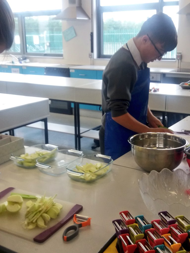 ciaramariedolan's tweet photo. LCA students made great use of @msreidscience harvest #homegrown #apples #applecrumble #crosscurricular #HCT @ClaregalwayColl https://t.co/Pb7UBSfKTe
