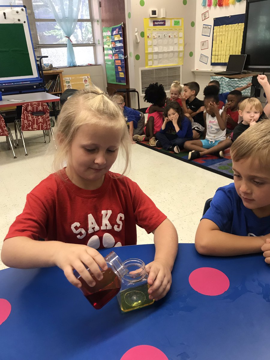 CShomber's tweet photo. #funfridayfiction at Saks elem! We read The Dot. In the story the girl discovers how to create new colors by mixing colors together. We had to try! @ccboe_news #seswildcats https://t.co/bRNF10aKII