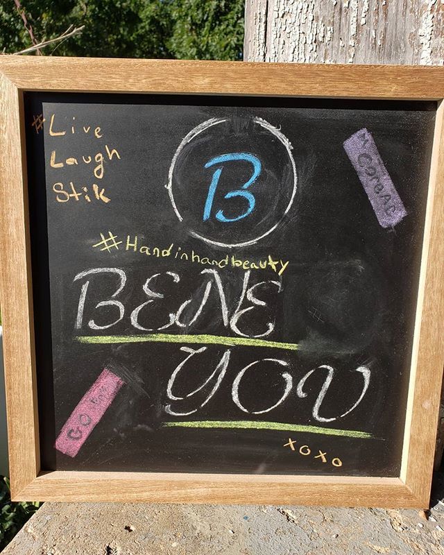 smrfina's tweet image. Shout out to my daughter @unicornskits for creating this sign for me for my vendor event tomorrow. 💜💜💜 She also came up with my new personal hashtag #livelaughstik! Love it 💜💜💜💜
~
~
~
~
~
#chalksign #vendorevent #lovemynewsign #goodvibetribe #bea… ift.tt/2LvxjJ5