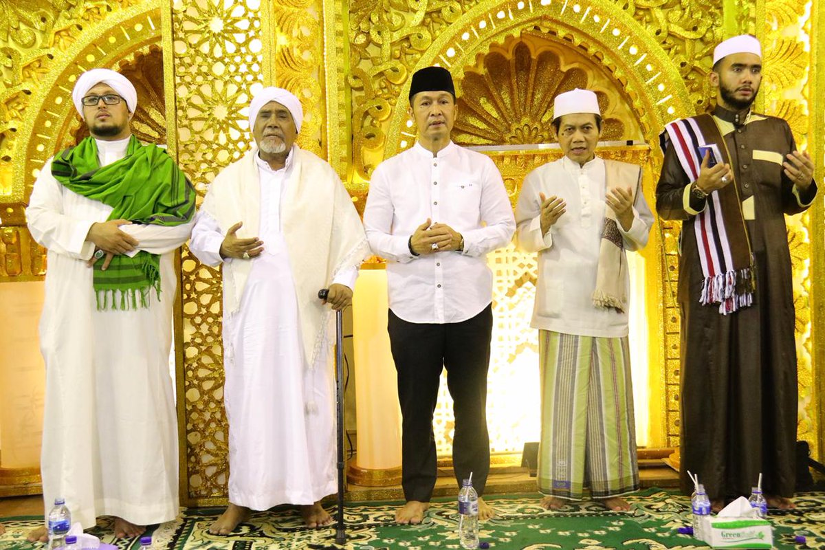 Pemkab_Kudus's tweet photo. Gema selawat dan zikir dilantunkan oleh belasan ribu jamaah yang memadati alun-alun simpang tujuh Kudus.Plt. Bupati Kudus H.M. Hartopo ikut larut berzikir dalam Dzikir Maulidurrosul &amp; Haul Akbar Al-Hikmah yang merupakan rangkaian Hari Jadi ke-470 Kabupaten Kudus, Jumat (6/9). https://t.co/ilQIJVMumM