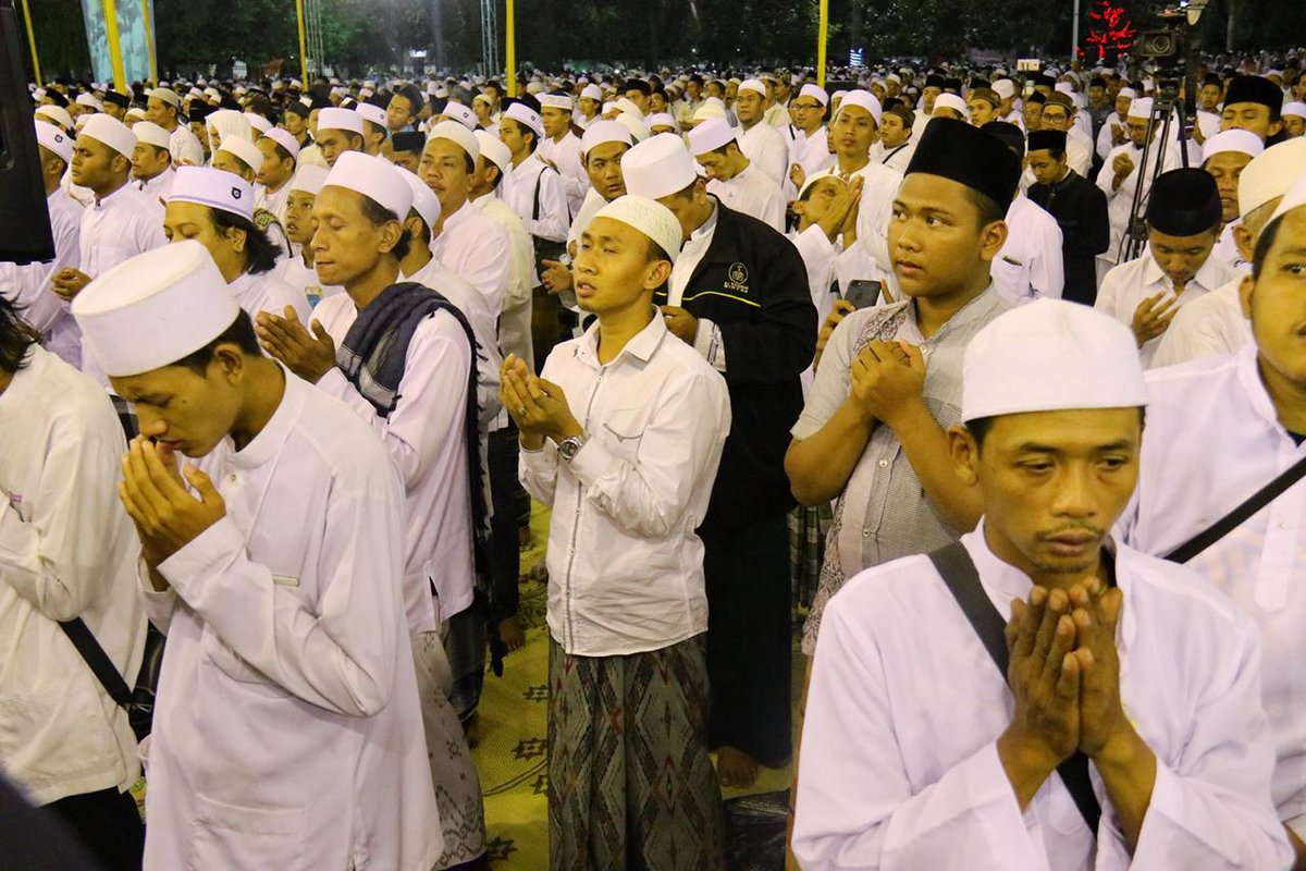 Pemkab_Kudus's tweet photo. Gema selawat dan zikir dilantunkan oleh belasan ribu jamaah yang memadati alun-alun simpang tujuh Kudus.Plt. Bupati Kudus H.M. Hartopo ikut larut berzikir dalam Dzikir Maulidurrosul &amp; Haul Akbar Al-Hikmah yang merupakan rangkaian Hari Jadi ke-470 Kabupaten Kudus, Jumat (6/9). https://t.co/ilQIJVMumM