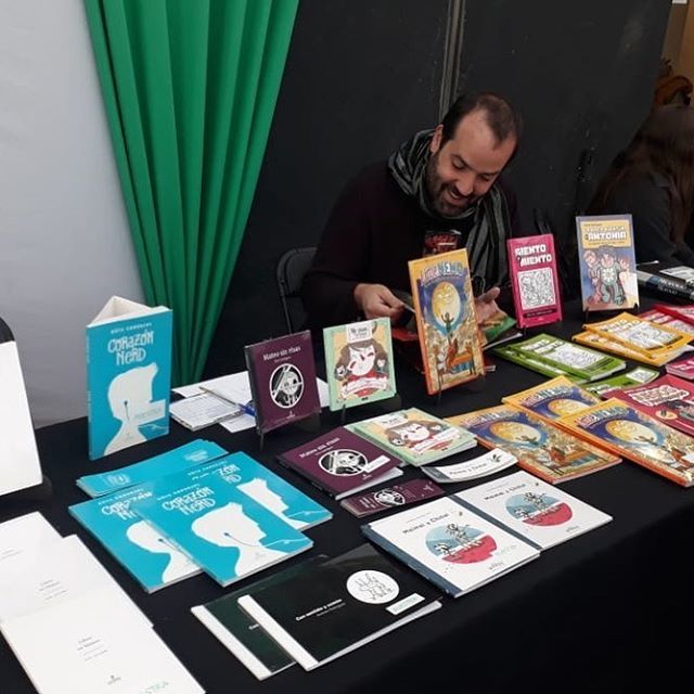Estamos en @ficsantiago, la gran fiesta del cómic chileno! Los esperamos en nuestro stand de Anfibia Ediciones, hoy pueden llevarse los libros autografiados por nuestro querido @idea.fija #ficsantiago #libros #cómic #infantil@#humor #chile ift.tt/2LuYF22