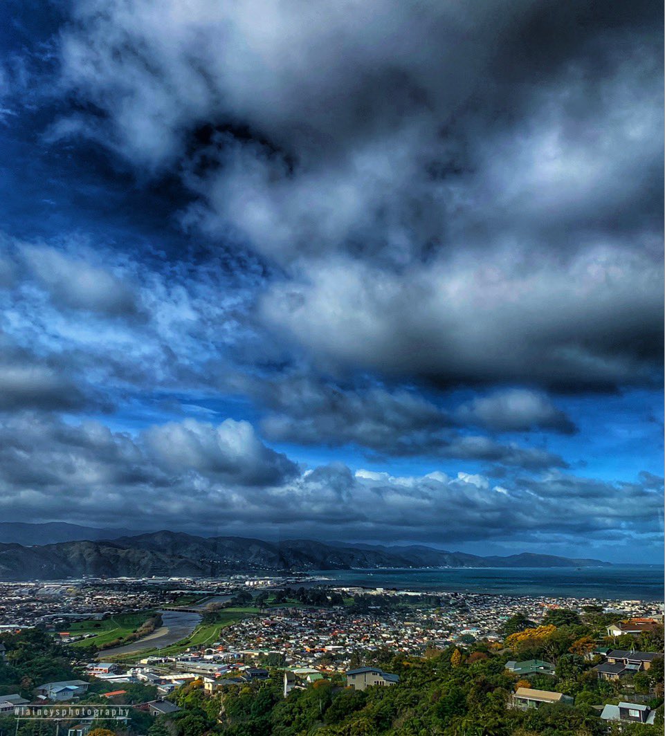 NZLainey's tweet photo. Looks can be deceiving. I poked my head outside and almost froze my ears off. Itโs been a while since Welly had a good Southerly!
#wellylive @WeatherWatchNZ https://t.co/WXlfy5BjG9