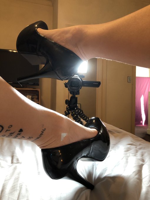 1 pic. Shooting customs & content for onlyfans today ! I’ll finally be getting around to uploading to